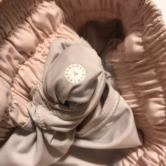 Lululemon Hotty Hot shorts high rise size 4 - Picture 3 of 6